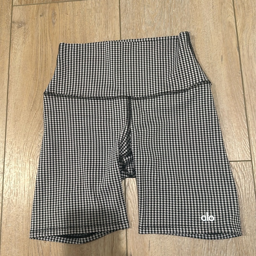 Alo yoga 5 inch houndstooth biker shorts